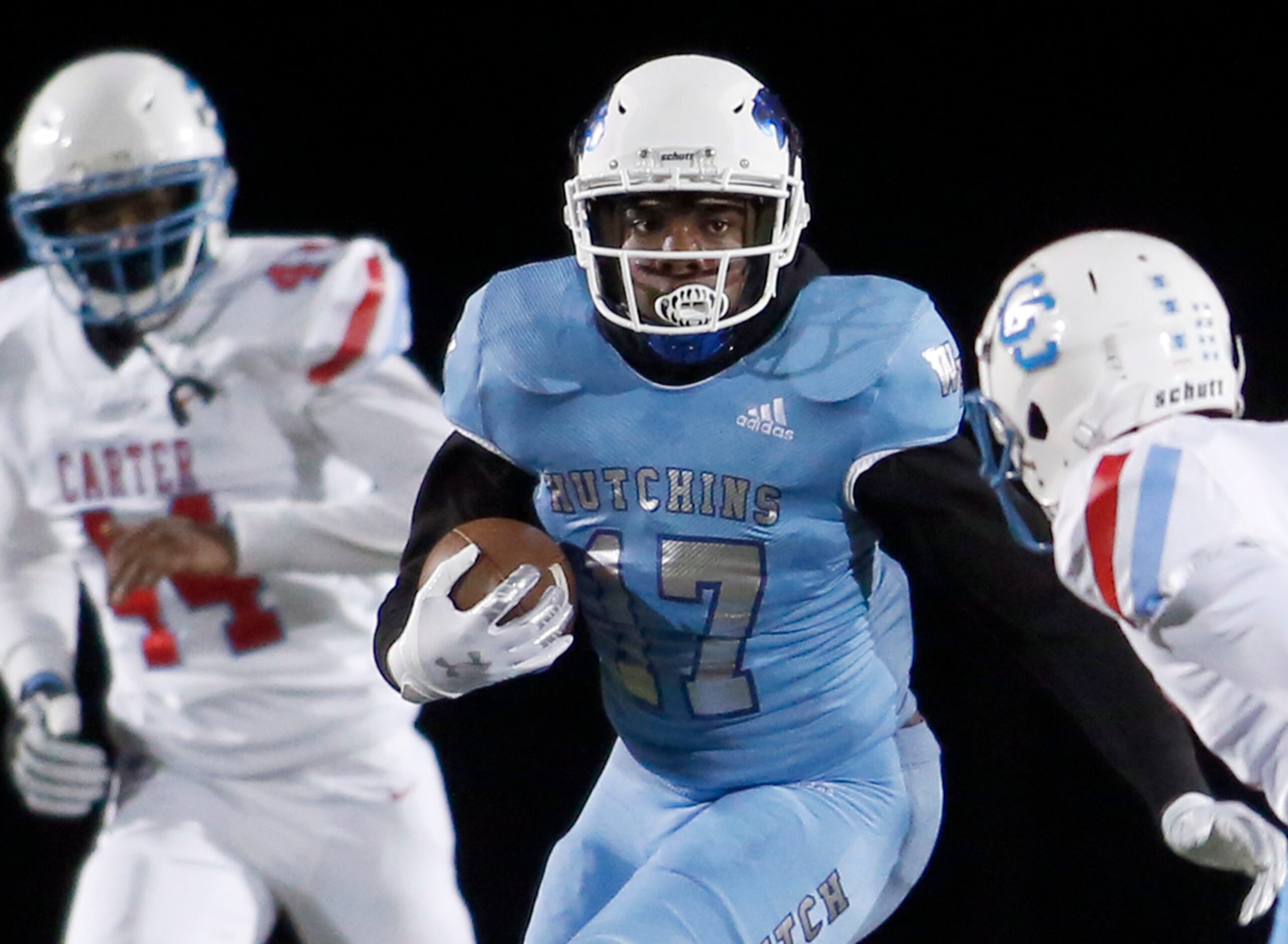 Wilmer Hutchins tight end Jarvis Turner (17) splits a pair of Dallas Carter defenders after...