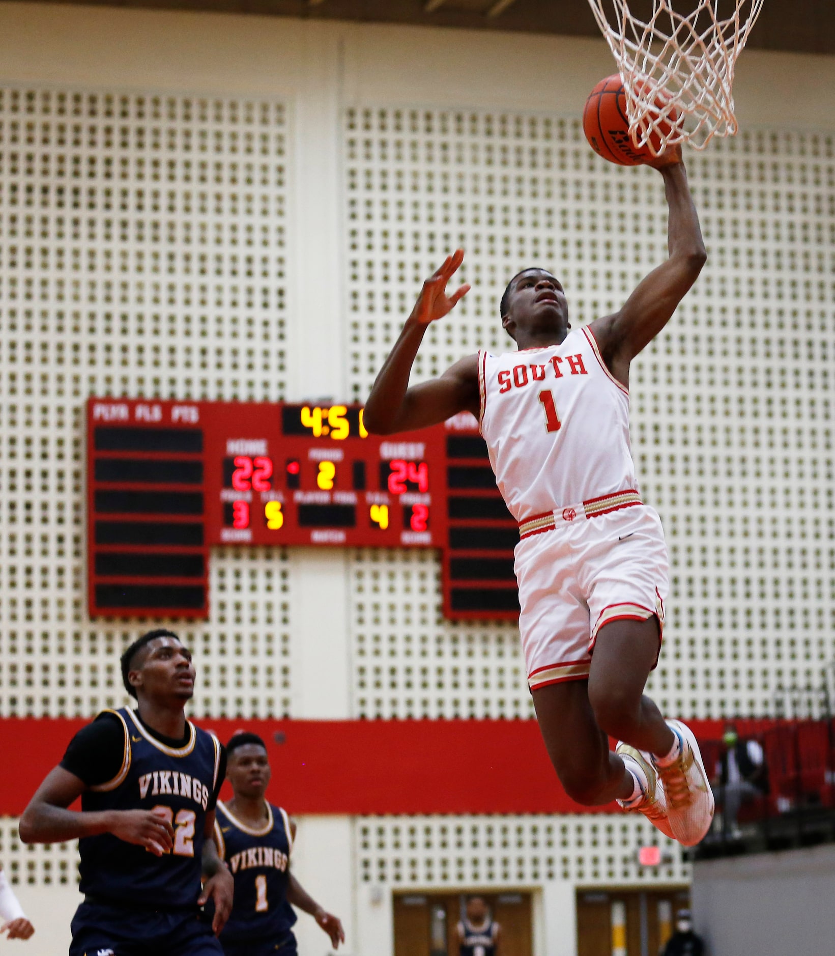 South Grand Prairie's  Jaden Flournoy (1) jumps up for a dunk as  Arlington Lamar's Cameron...