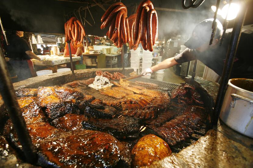 ORG XMIT: *S192603A2* 12/23/07--- Basting the meat on the pit in The Salt Lick Bar B-Q in...