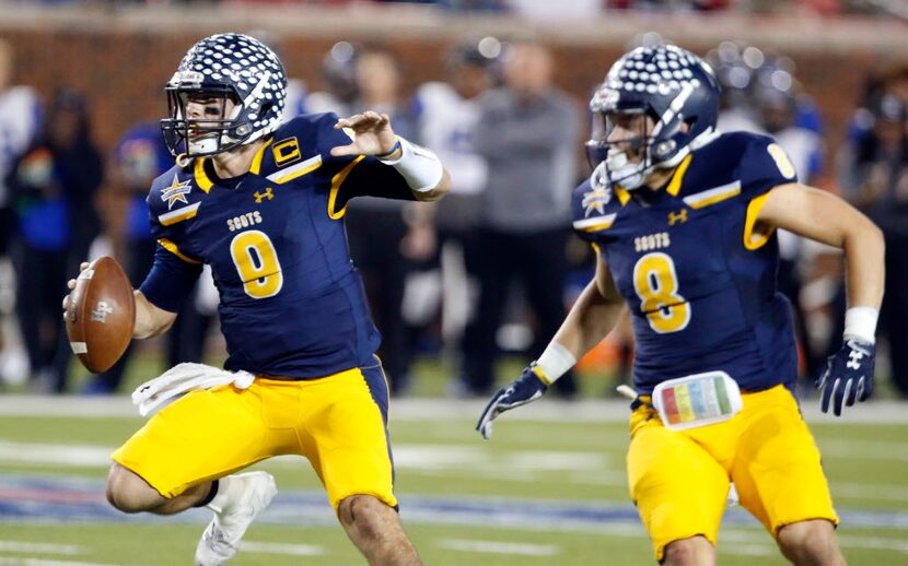 Highland Park Qb John Stephen Jones (9) and RB Conner Allen (8) look for running room during...