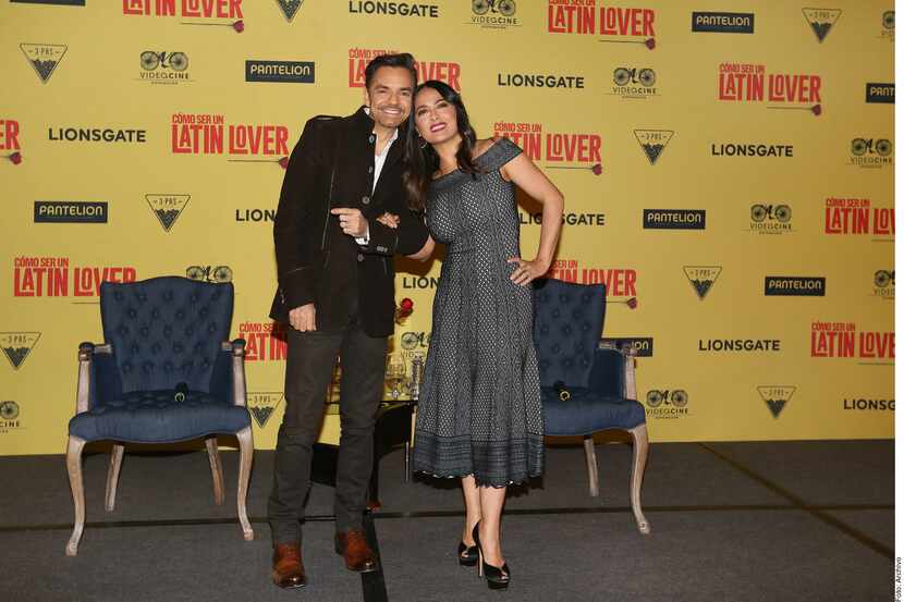 Eugenio Derbez y Salma Hayek posan juntos durante la premier de 'How to be a latin lover',...