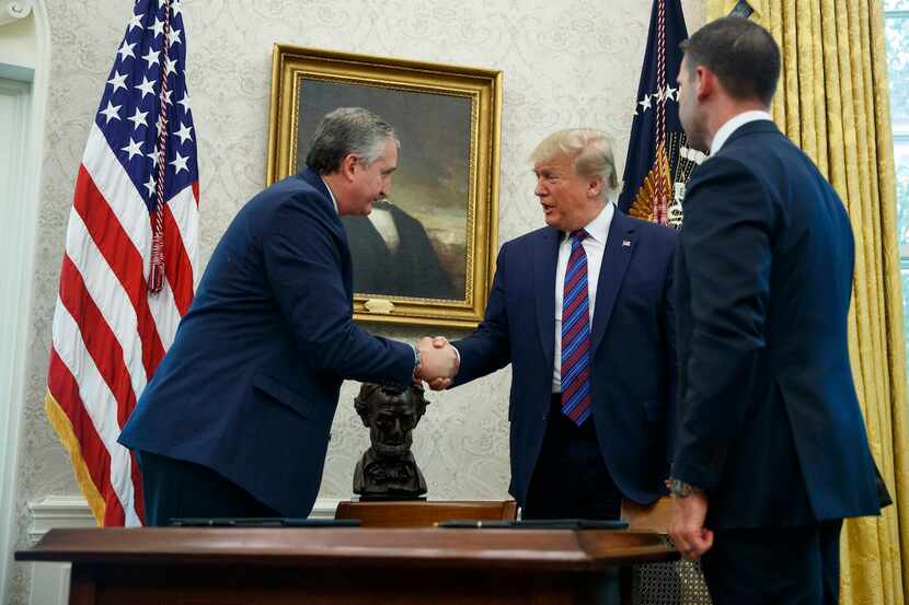 El presidente Donald Trump estrecha la mano el secretario del Interior de Guatemala, Enrique...