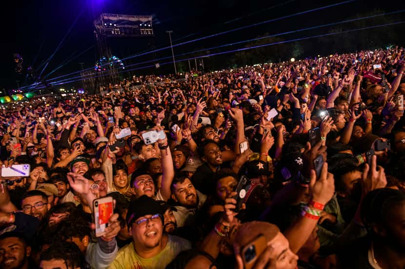 ARCHIVO - El público durante la actuación de Travis Scott en el Festival Astroworld en el...