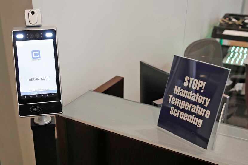 Un termómetro digital fue instalado en la entrada de las oficinas de los Dallas Cowboys en...