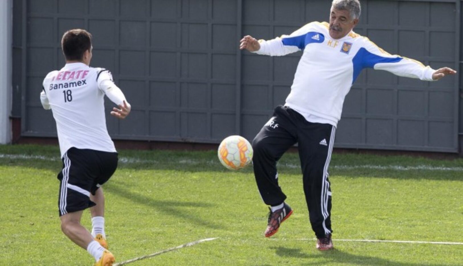 Ricardo Ferretti, entrenador de Tigres, se habría ofrecido a dirigir al Tri de forma...