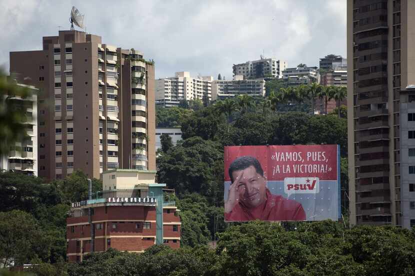 Una valla publicitaria con la foto del president venezolano Hugo Chávez en Caracas en...
