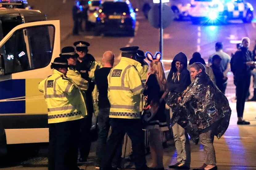 Servicios de emergencia hablan con personas afuera del Manchester Arena después de reportes...