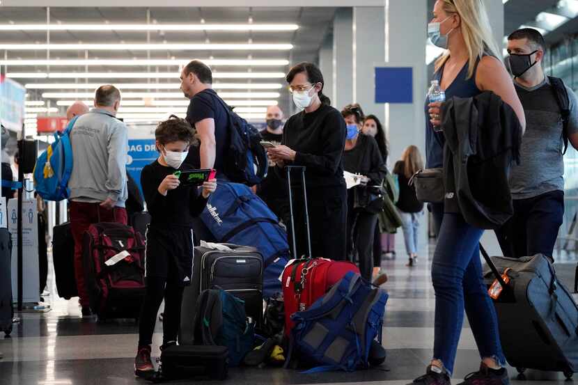 Viajeros hacen fila en el aeropuerto O'Hare de Chicago el viernes 2 de julio de 2021.