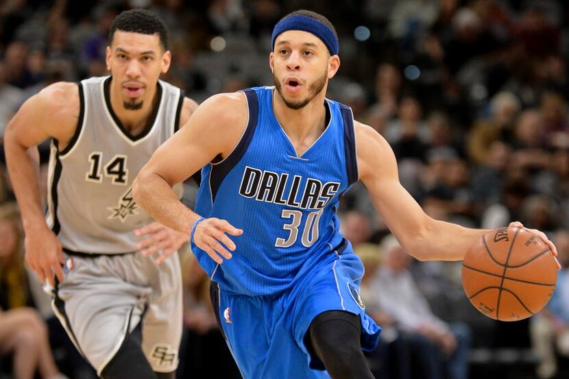 Dallas Mavericks guard Seth Curry (30) drives the lane ahead of San Antonio Spurs guard...