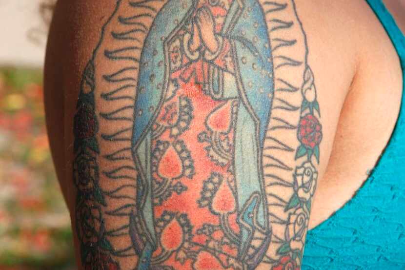 Yesenia Hernández muestra su tatuaje de la Virgen de Guadalupe. (ESPECIAL PARA AL DÍA/BEN...