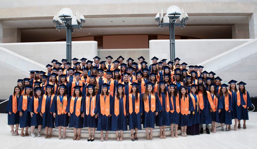 La primera generación de la preparatoria Cristo Rey de Dallas. CORTESIA.