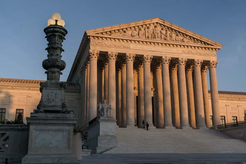 La Corte Suprema al atardecer el 6 de noviembre de 2020, en Washington. La instancia rechazó...