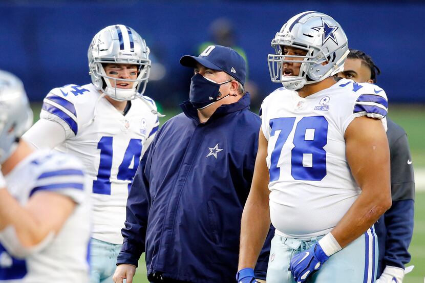 Dallas Cowboys head coach Mike McCarthy (center) watches his offense warm up before their...