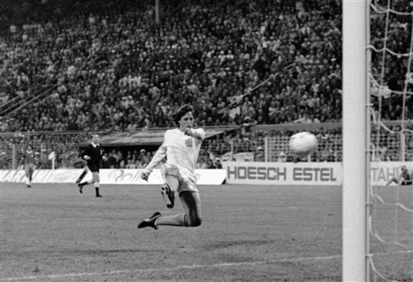 El delantero holandés Johan Cruyff anota un gol contra Brasili en la Copa del Mundo el 4 de...