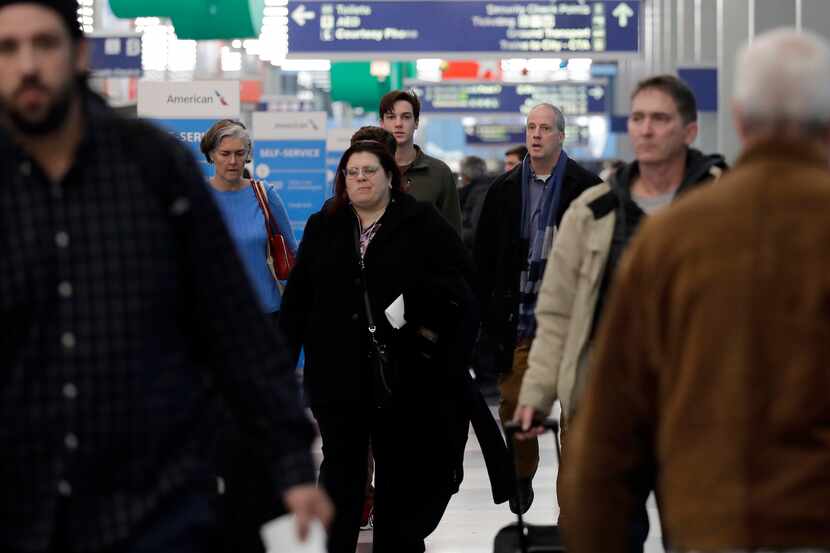 Viajeros conectan vuelos en el aeropuerto O’Hare de Chicago. AP
