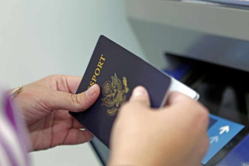 Los pasaportes de emergencia para aquellos que viajan dentro de 72 horas se pueden tardar...