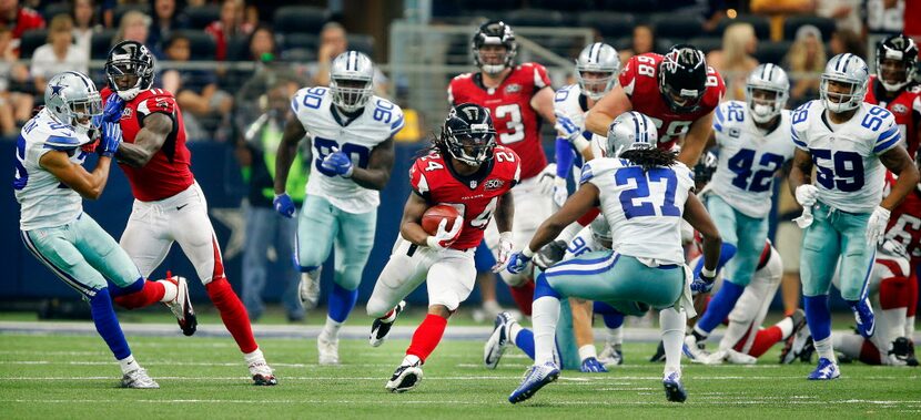 Atlanta Falcons running back Devonta Freeman (24) breaks away for a run in the third quarter...