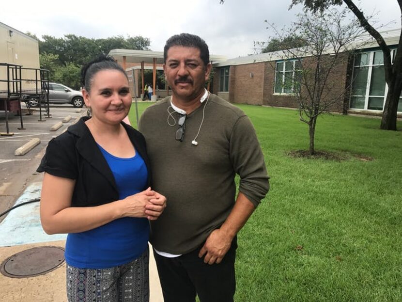 Leonardo y Laura Manqueros dejaron su hogar en Pasadena, Texas, por las inundaciones. ELVIA...