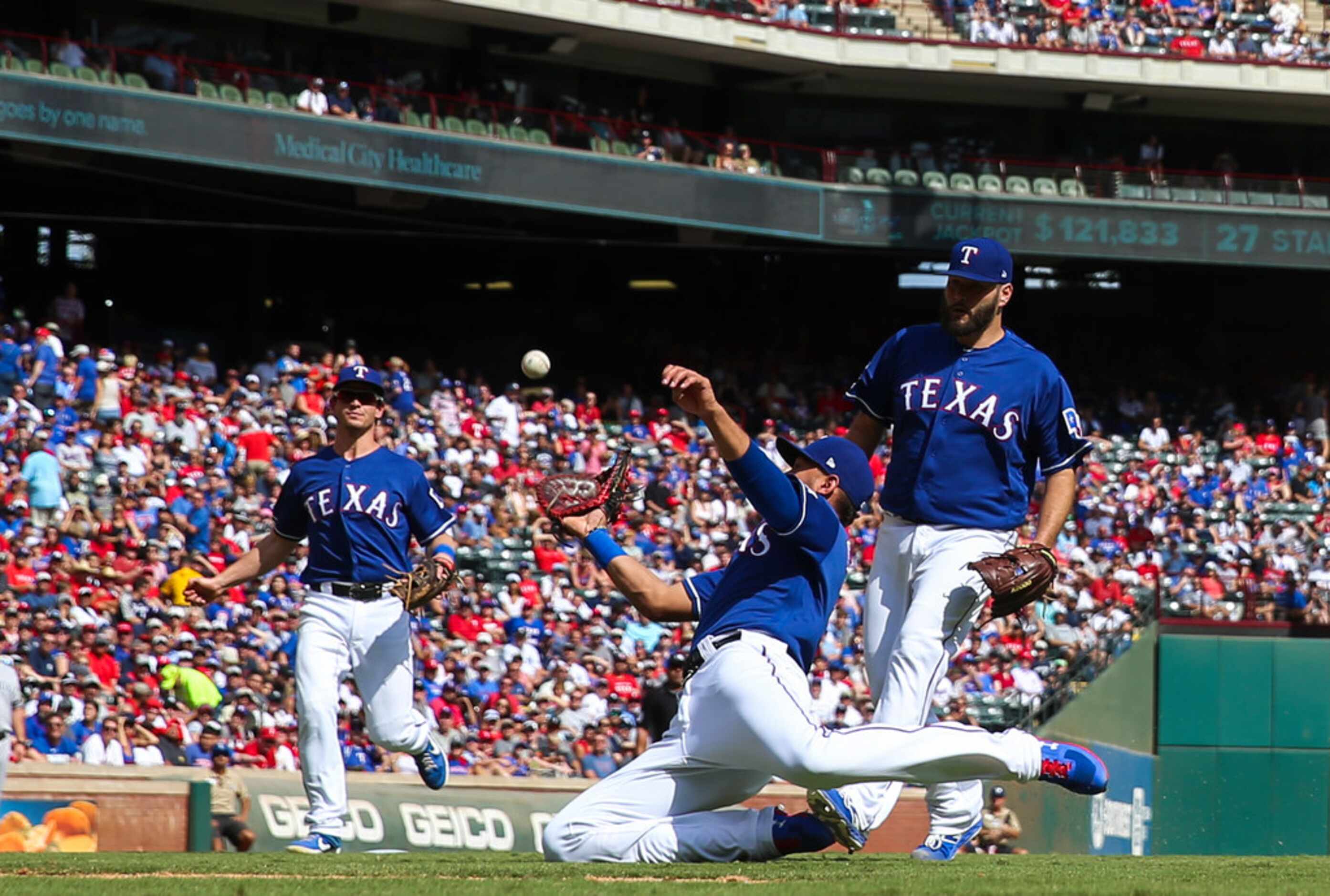 Texas Rangers first baseman Ronald Guzman (11) catches a fly ball during a MLB game between...