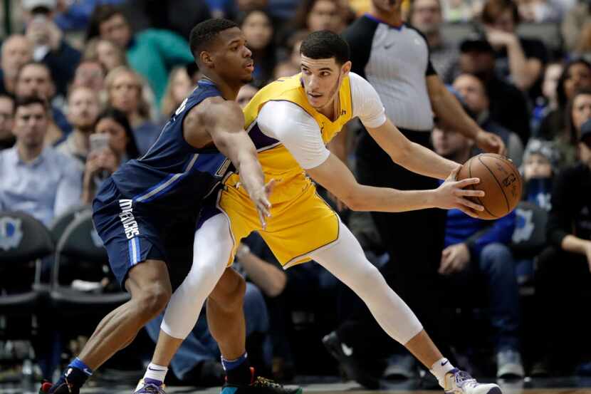 Dallas Mavericks guard Dennis Smith Jr., left, defends as Los Angeles Lakers guard Lonzo...