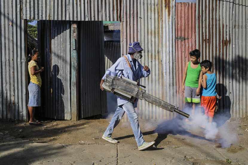 Un empleado de salud fumiga una casa en Managua, Nicaragua. La rápida propagación del ziga...