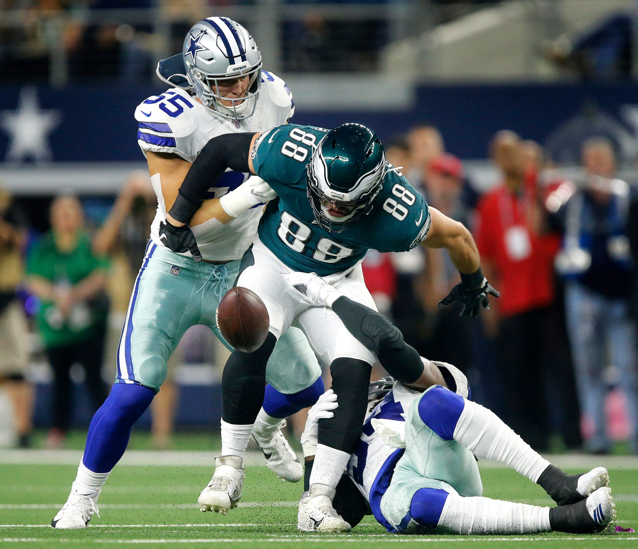 Dallas Cowboys middle linebacker Jaylon Smith (54) and outside linebacker Leighton Vander...