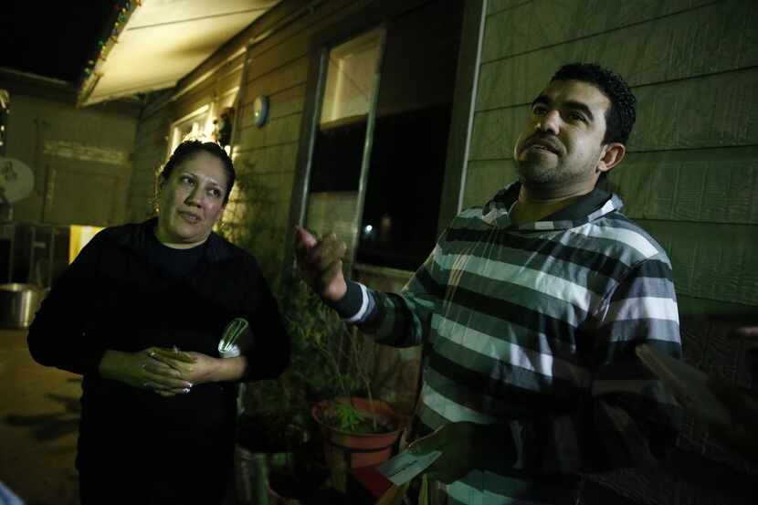 Yadira Arandas y su esposo Edgar Arandas habla sobre los temores de que agentes de migración...