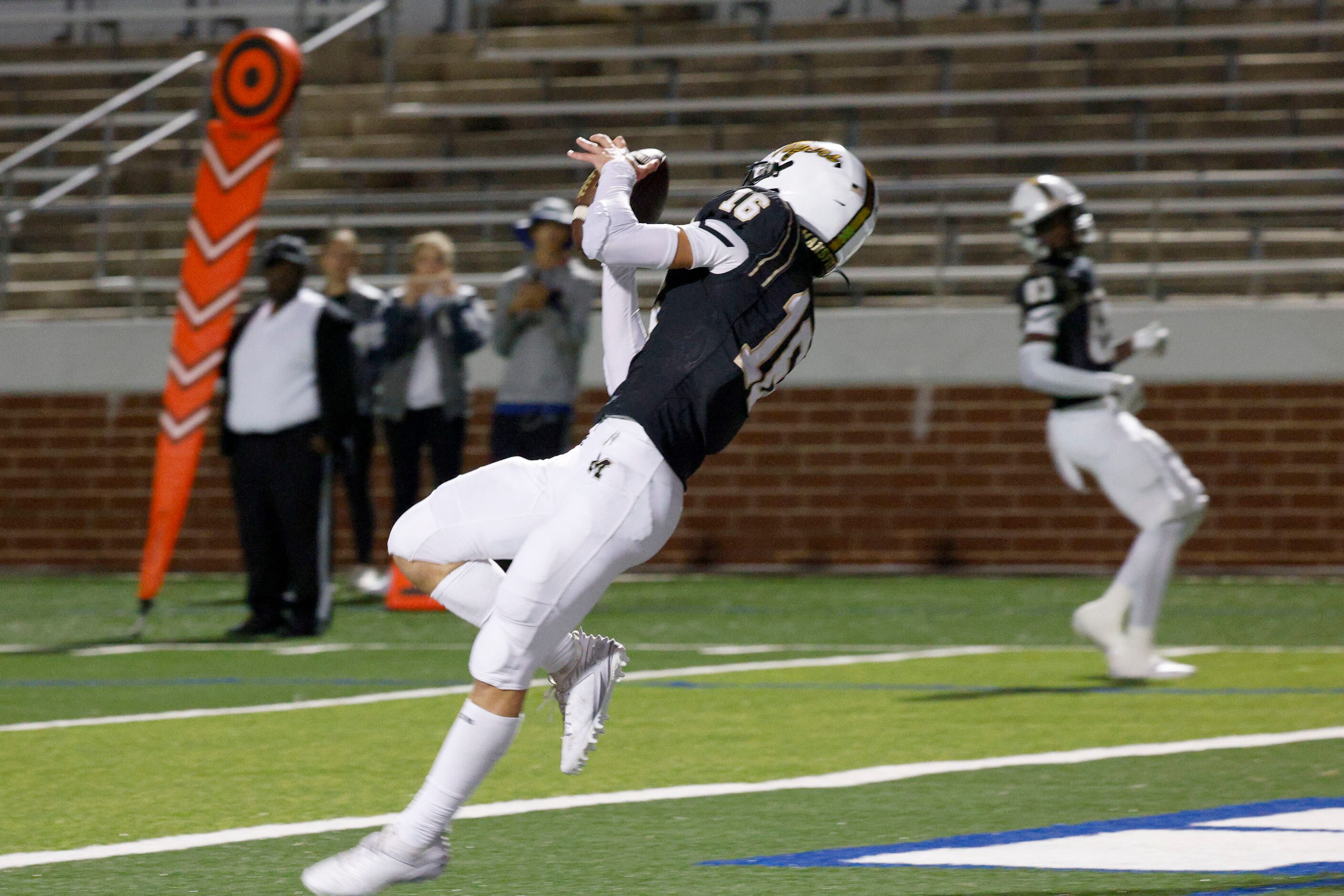 Mansfield's Cole Williams (16) catches a pass and scores a touchdown in the second half of a...