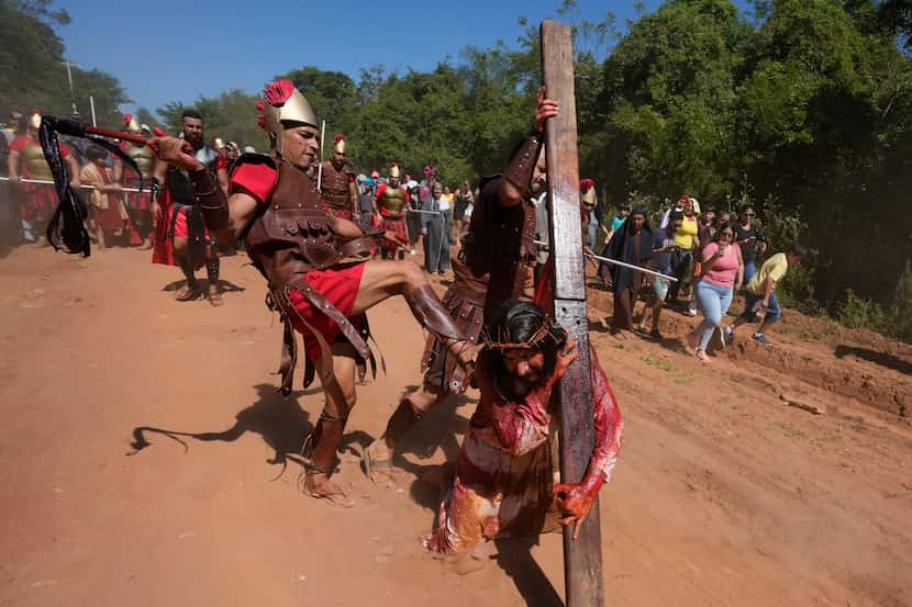 Paraguay: Representación de la crucifixión de Cristo en Atyra, Paraguay, el viernes 29 de...