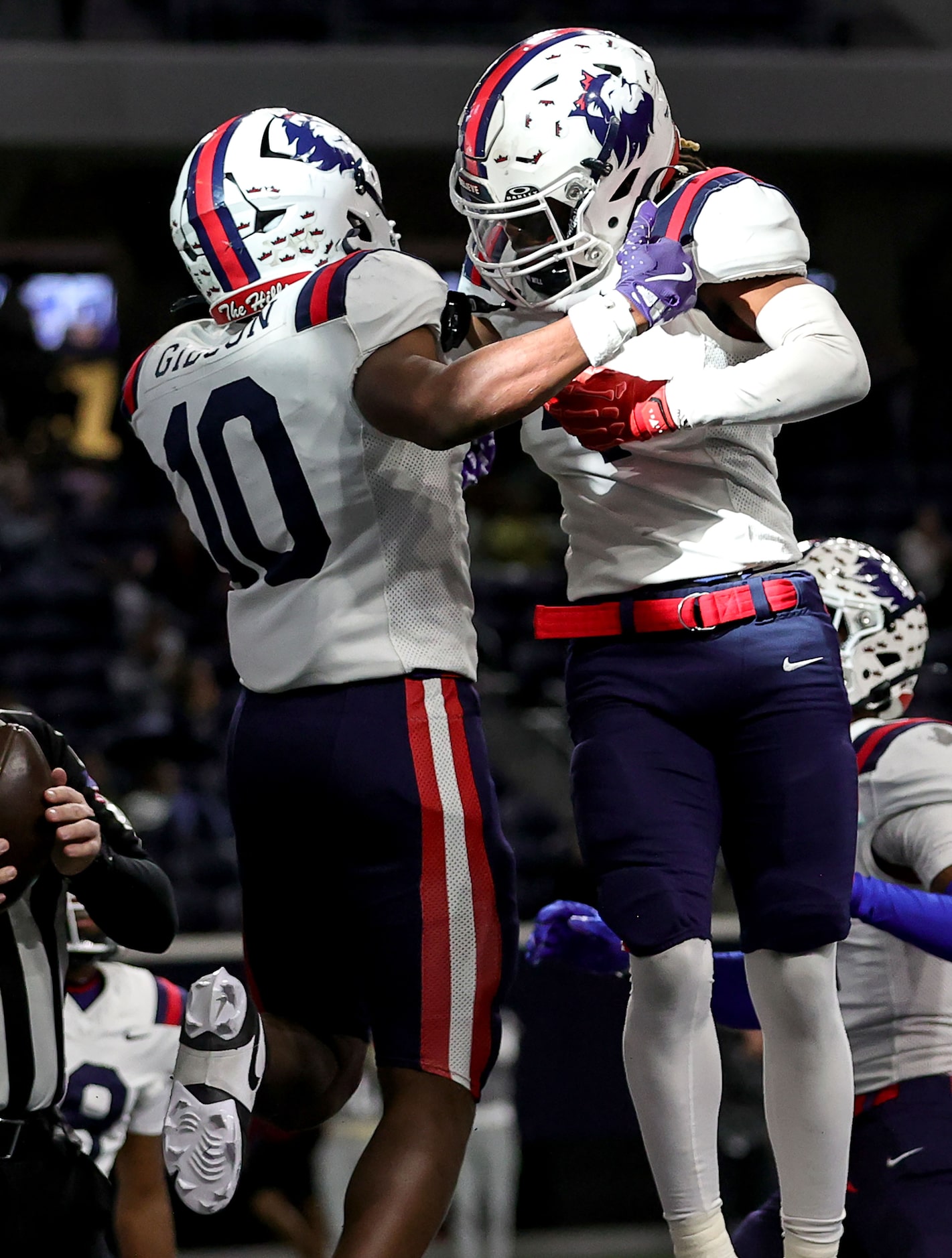 Richland running back Jayshon Gibson (10) celebrates with wide receiver Deon Jones (right)...