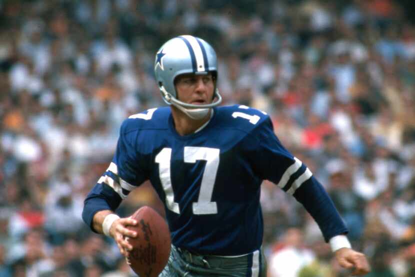 Dallas Cowboys quarterback Don Meredith (17) gets set to throw a pass circa 1967.  (Tony...