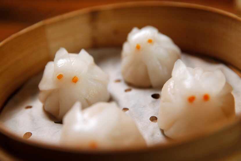 Rabbit-shaped steamed shrimp dumplings
