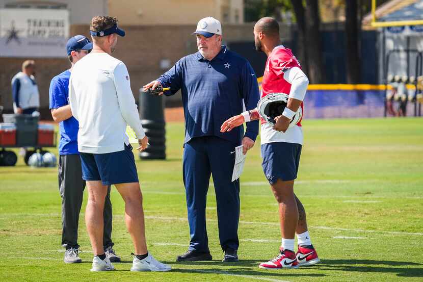 Dallas Cowboys head coach Mike McCarthy talks with offensive coordinator Brian...