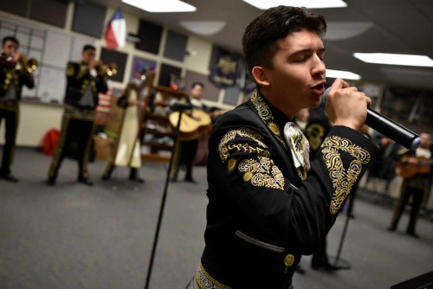 Eddie Rodríguez, 17, canta durante un ensayo del Mariachi Sol Azteca en Grand Prairie Fine...