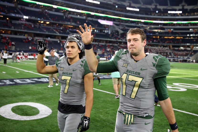 Baylor Bears wide receiver Lynx Hawthorne (7) and quarterback Seth Russell (17) walk off the...