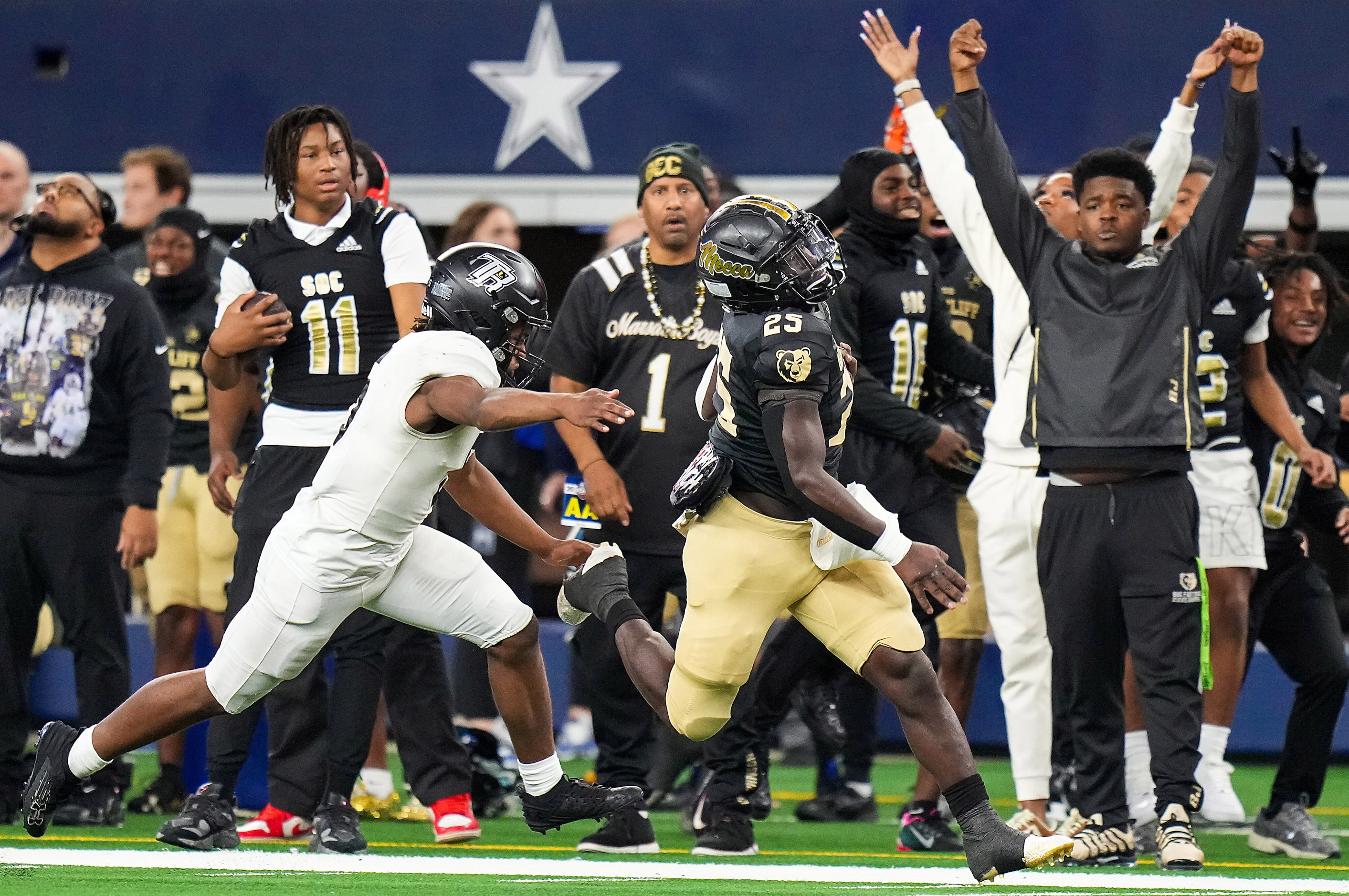 South Oak Cliff running back Damond Williams (25) gets past Richmond Randle linebacker...