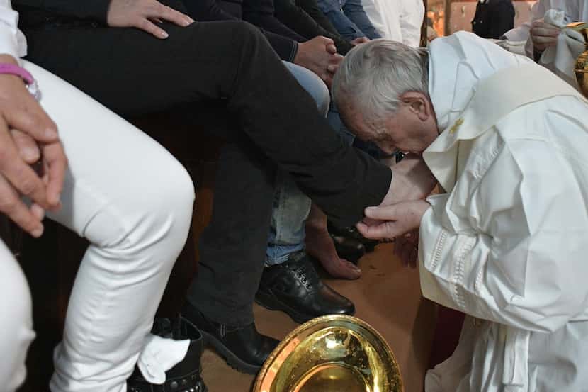 El papa Francisco lava los pies de algunos presos en la cárcel de máxima seguridad de...