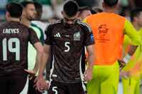 El zaguero mexicano Johan Vásquez reacciona al final del empate 0-0 contra Ecuador por el...