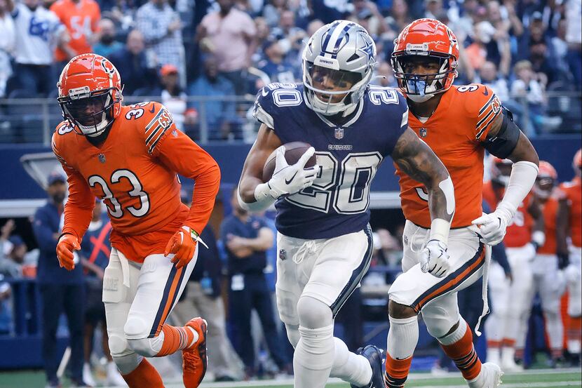 Dallas Cowboys running back Tony Pollard (20) outraces Chicago Bears safety Jaquan Brisker...