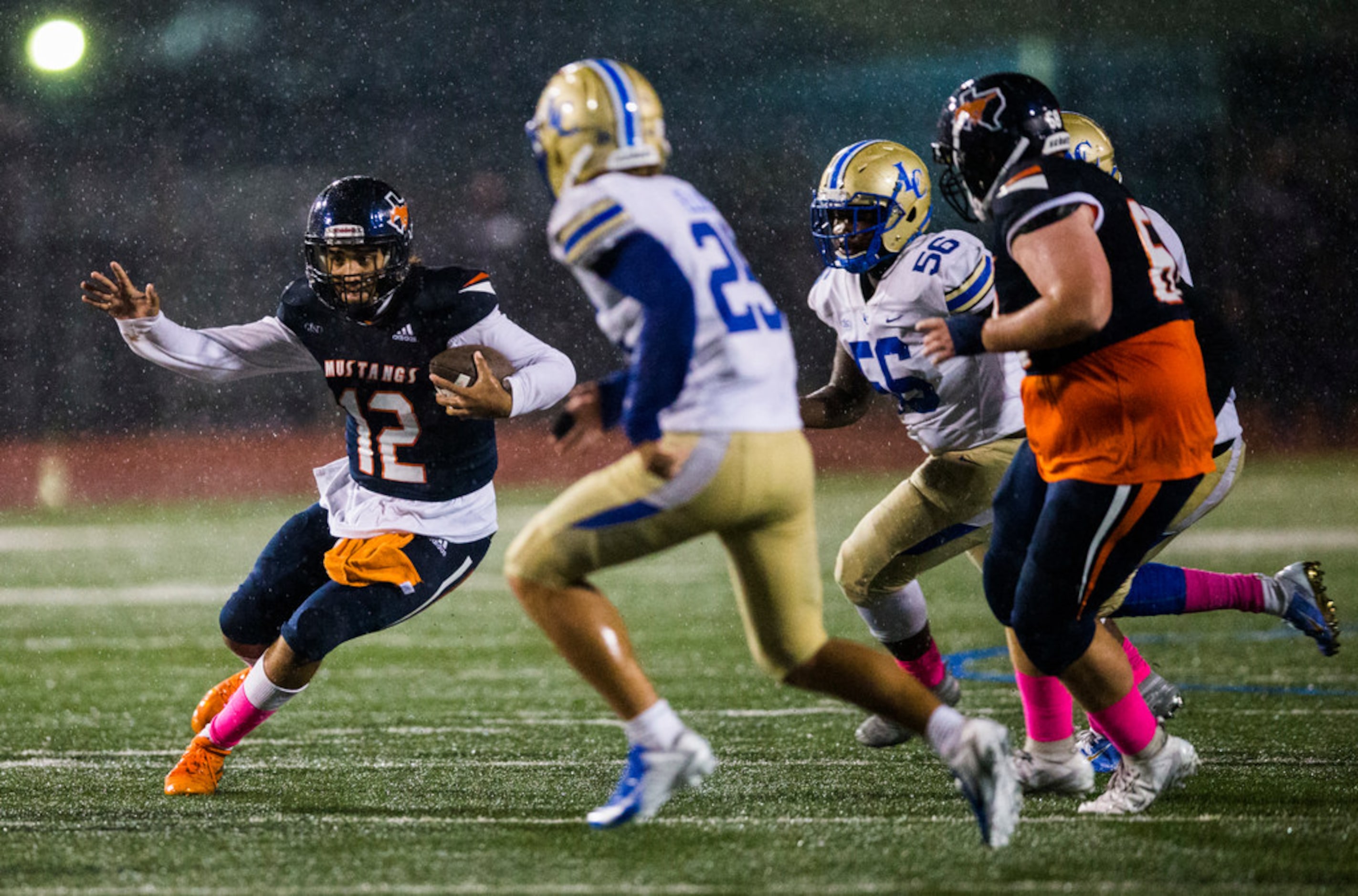 Sachse quarterback Xavier Forman (12) runs the ball during the fourth quarter of a District...