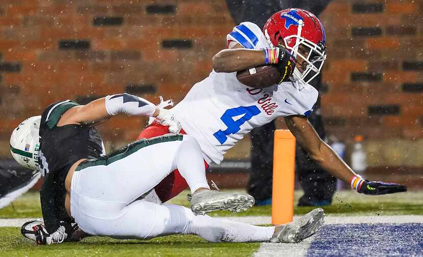 Duncanville wide receiver Dakorien Moore (4) dives into the end zone to score a 59-yard...