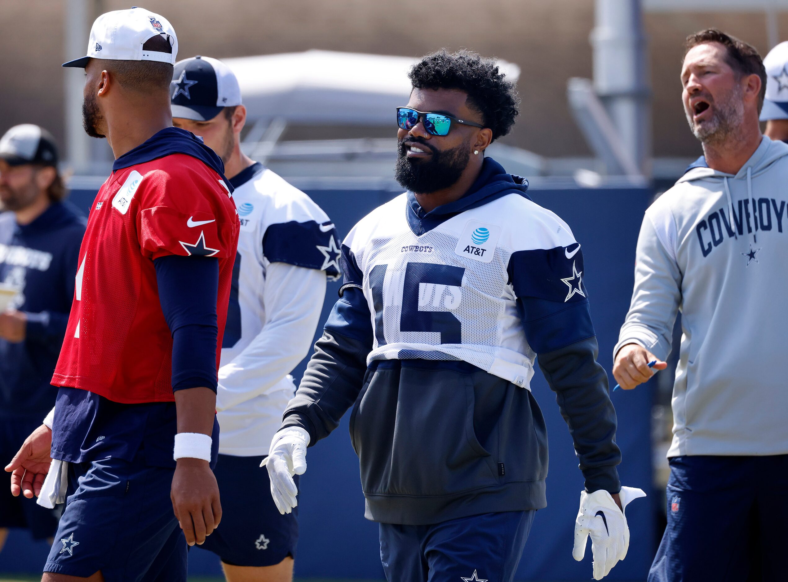 Dallas Cowboys running back Ezekiel Elliott (15) walks to the huddle during a mock game walk...