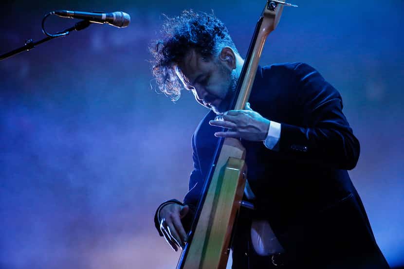 Enrique Rangel toca el bajo durante un concierto en la Ciudad de México el sábado 7 de...