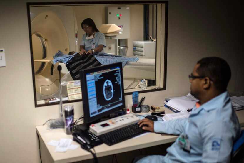 Un grupo de médicos realizan una tomogracía (CT scan) a un recién necido bajo sospecha de...