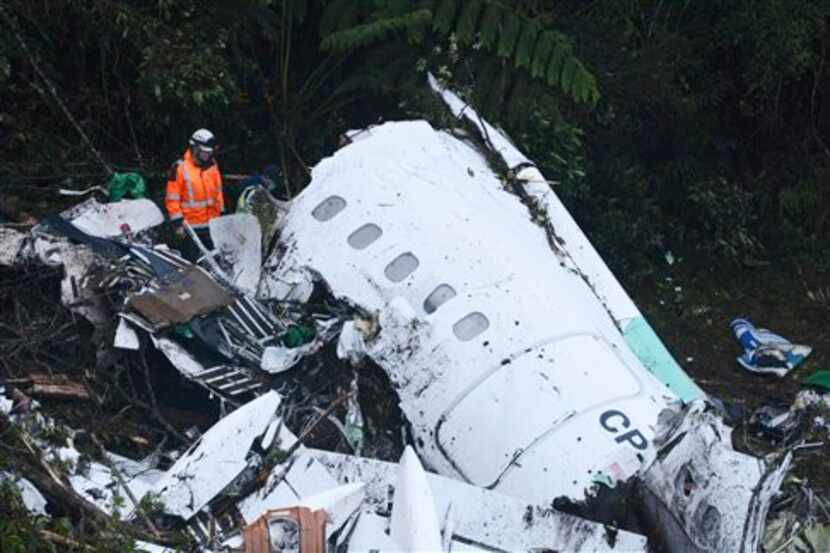 Rescatistas remueven los escombros de un avión que cayó en una zona montañosa cerca de...