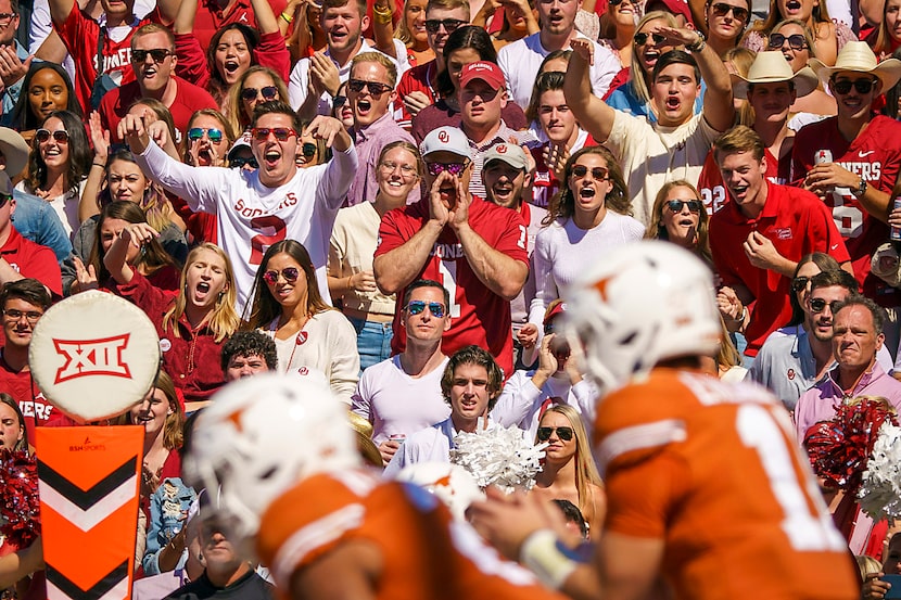 El AT&T Red River Showdown es el juego entre la Universidad de Texas y la Universidad de...