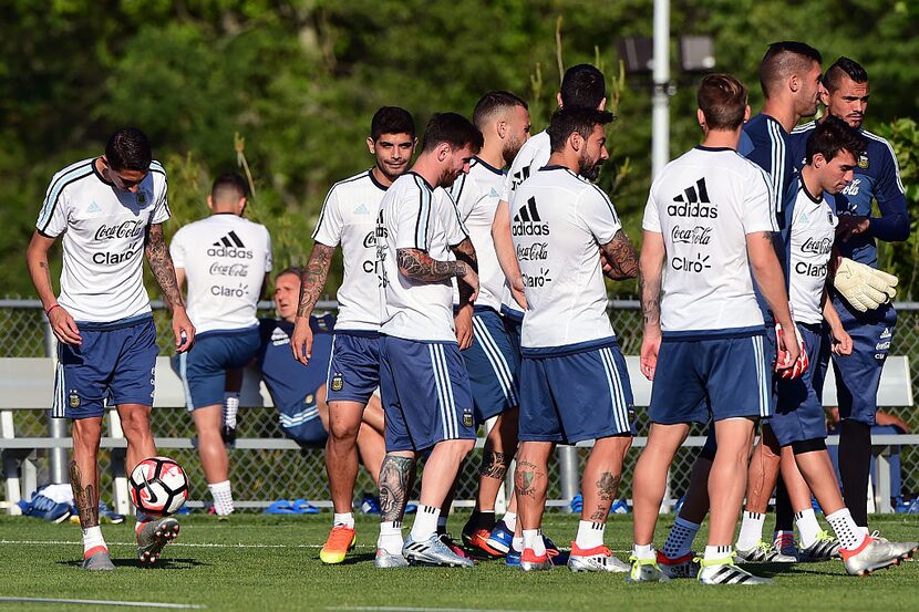 La selección de Argentina entrena la tarde del lunes en los campos de Rice University en...