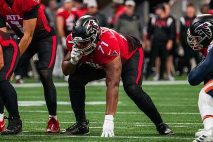 Atlanta Falcons offensive tackle Chuma Edoga (71) lines up during the second half of an NFL...