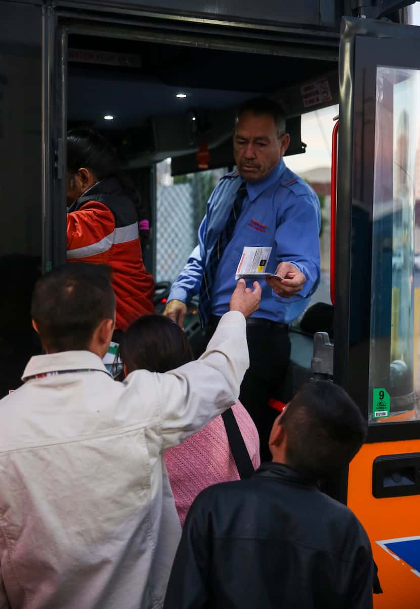 Carlos Joaquín Salinas entrega su boleto a un chofer del camión que llevó a este inmigrante...
