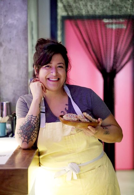 Diana Zamora con una de sus galletas en El Come Taco en Dallas.